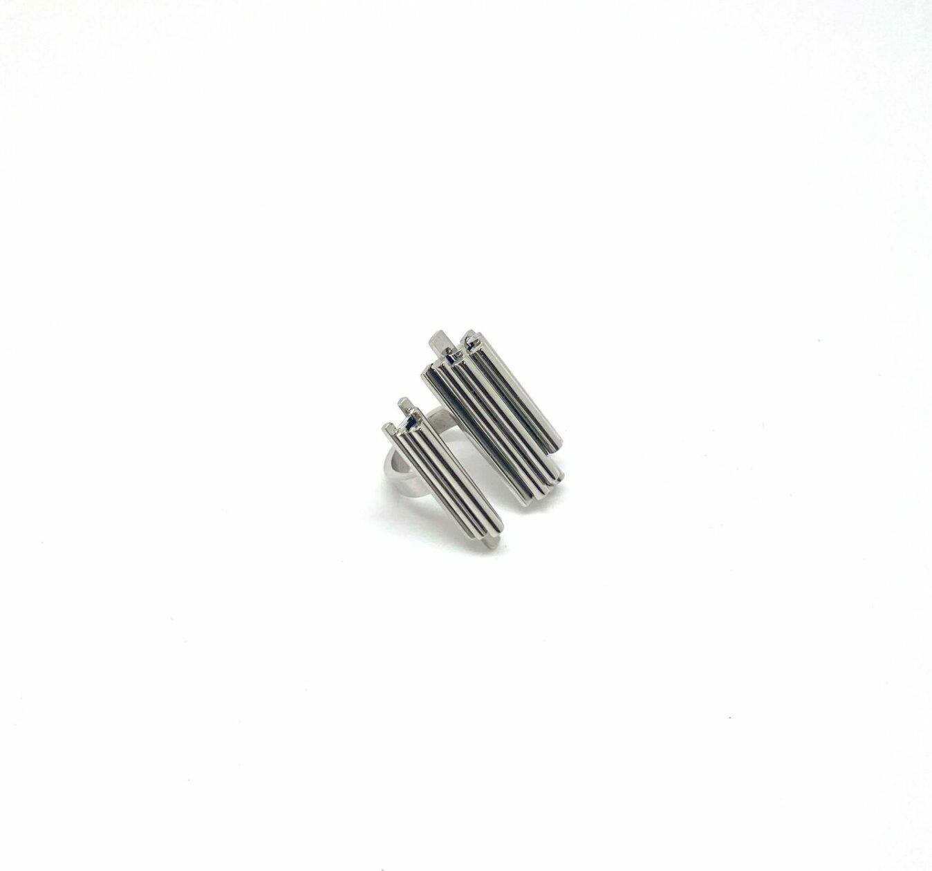 Minimalist adjustable ring in stainless steel