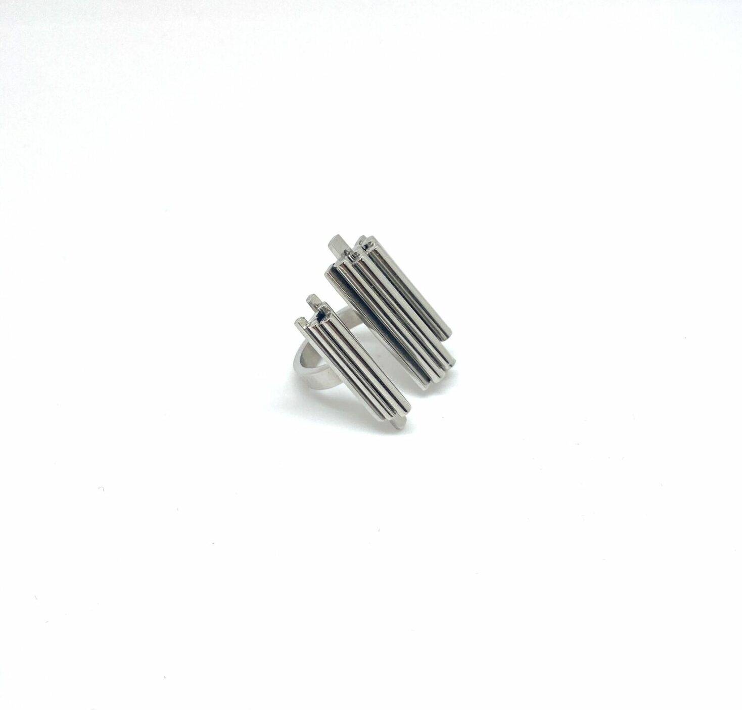 Minimalist adjustable ring in stainless steel