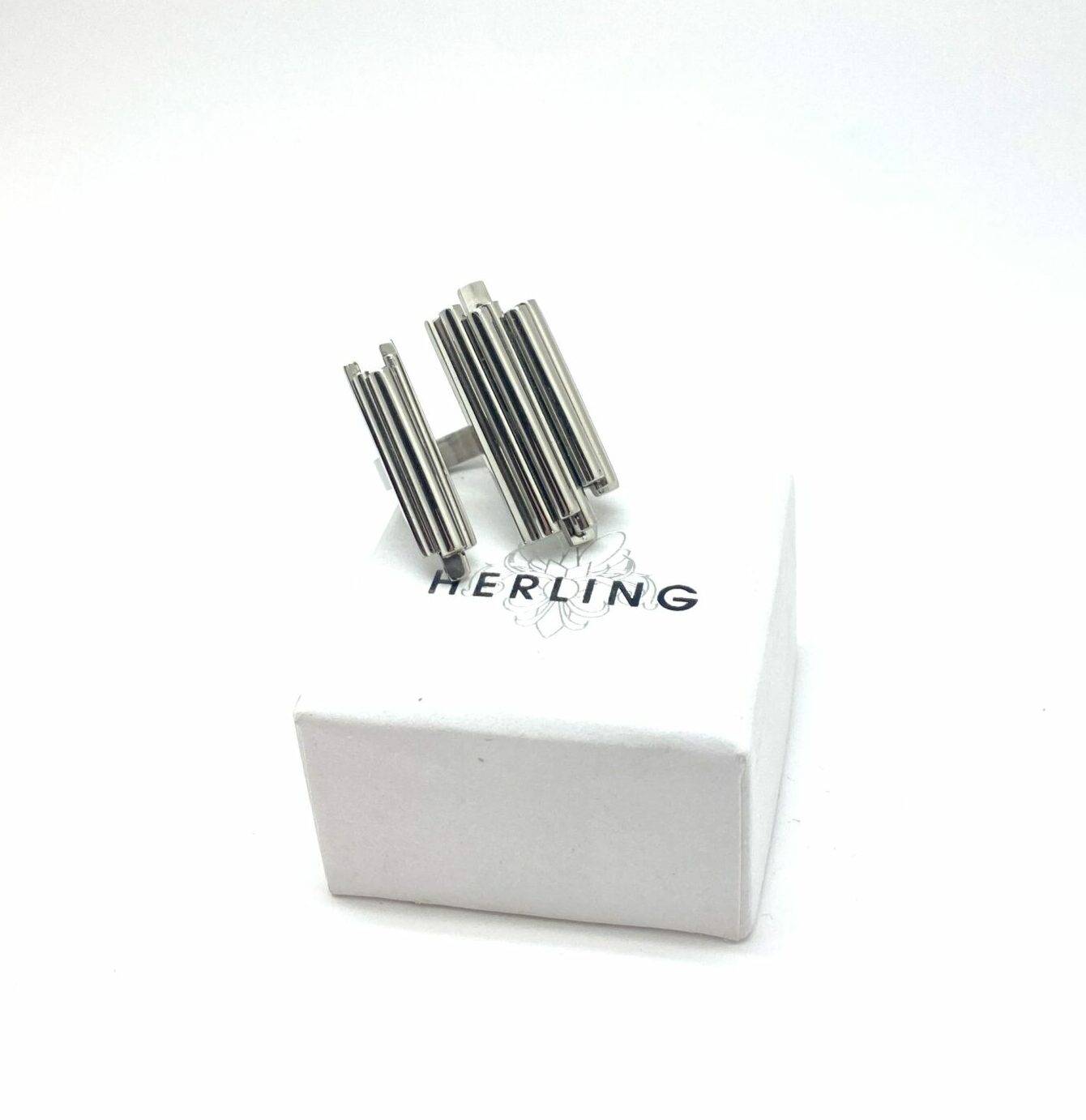 Minimalist adjustable ring in stainless steel