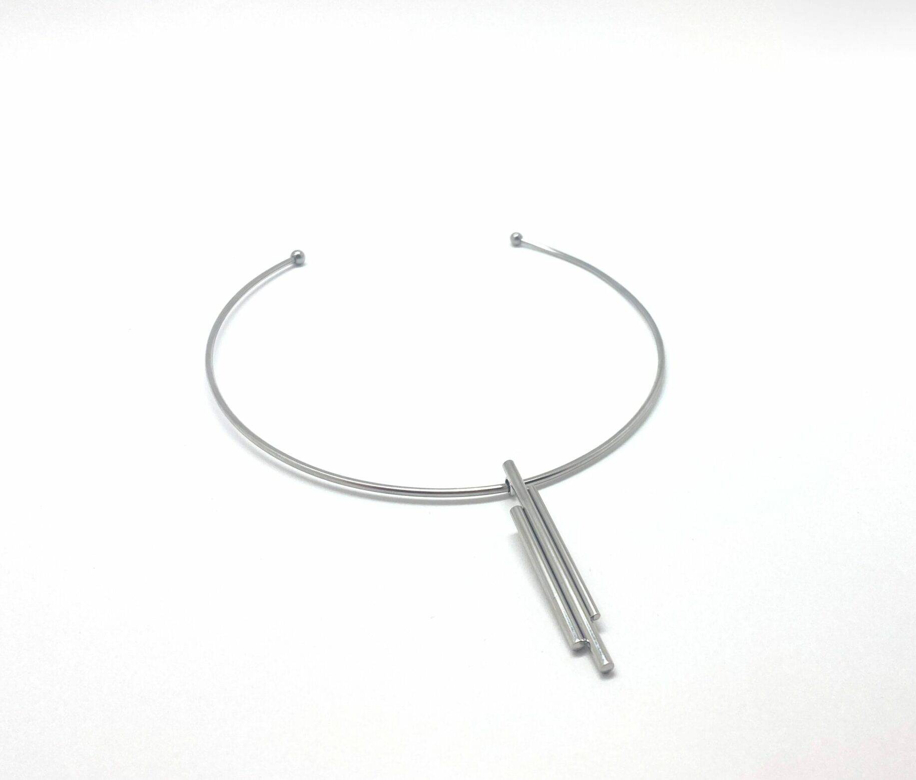 Minimalist choker necklace with linear pendant in steel