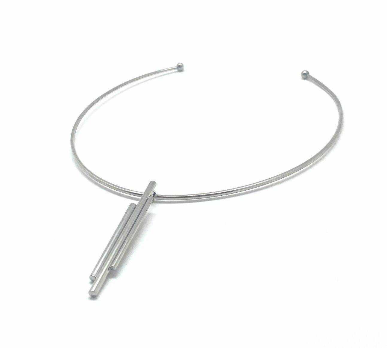 Minimalist choker necklace with linear pendant in steel