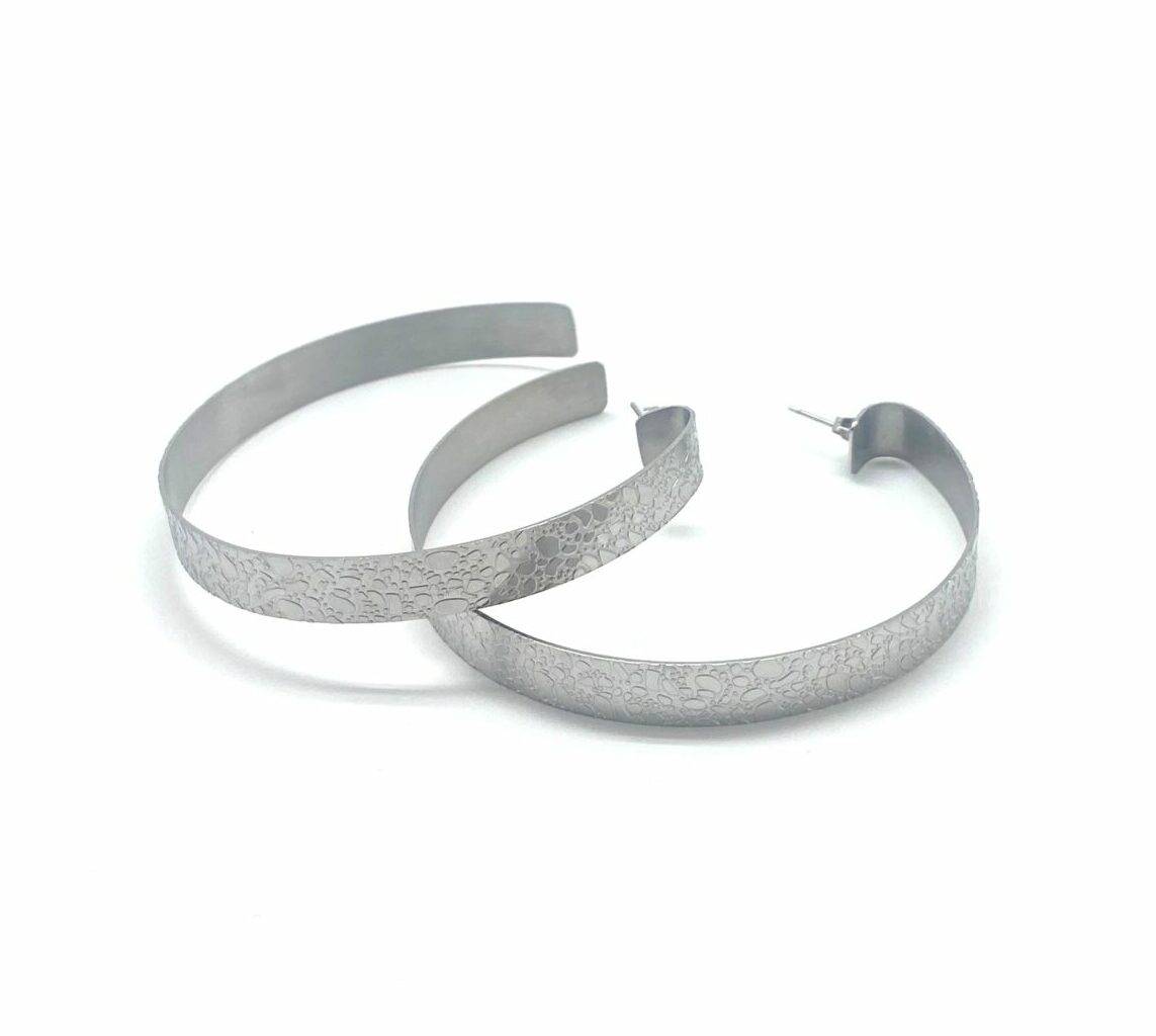 Hammered hoop earrings in textured steel