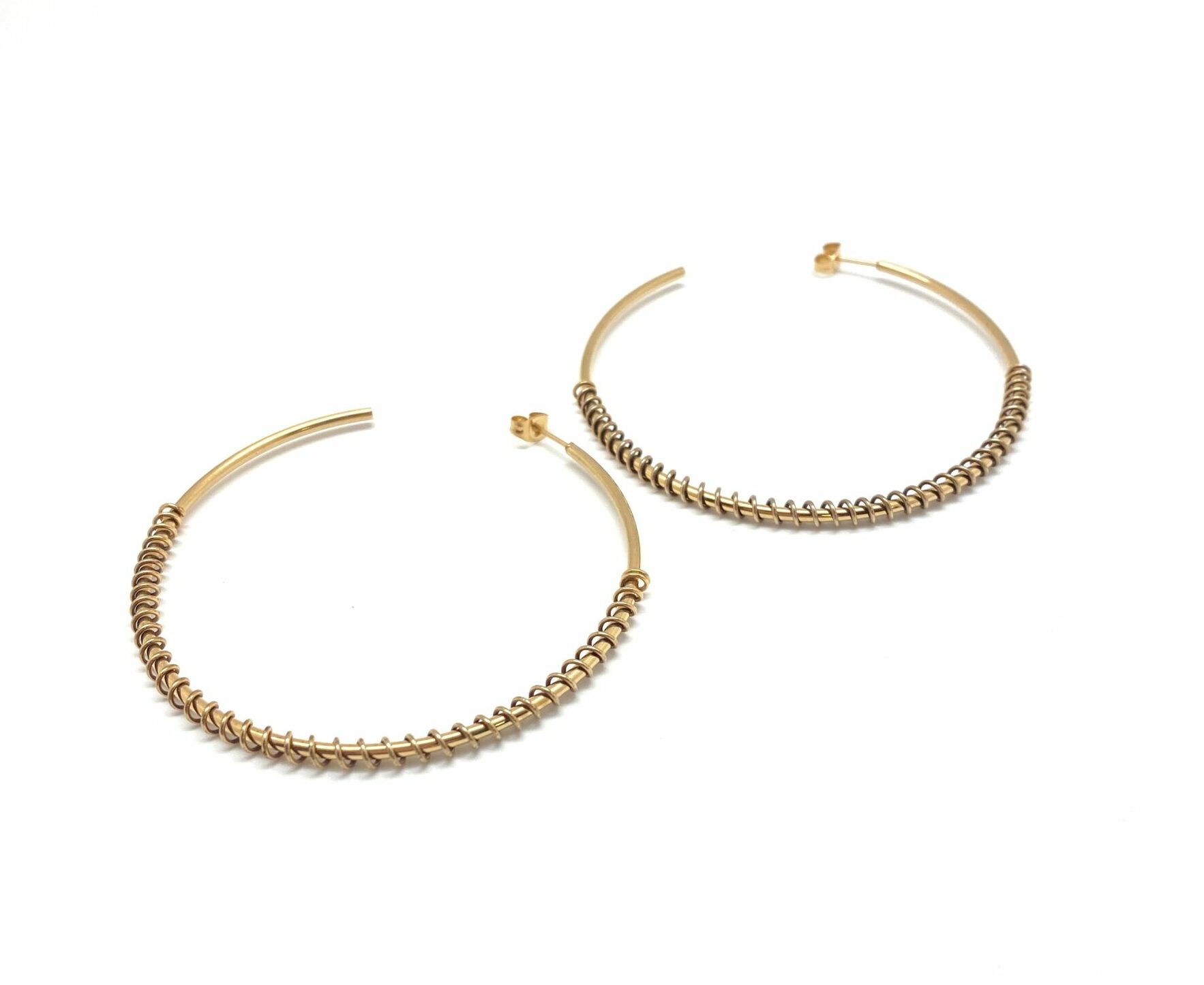 Twisted hoop earrings in electroplasma gold with spiral detail