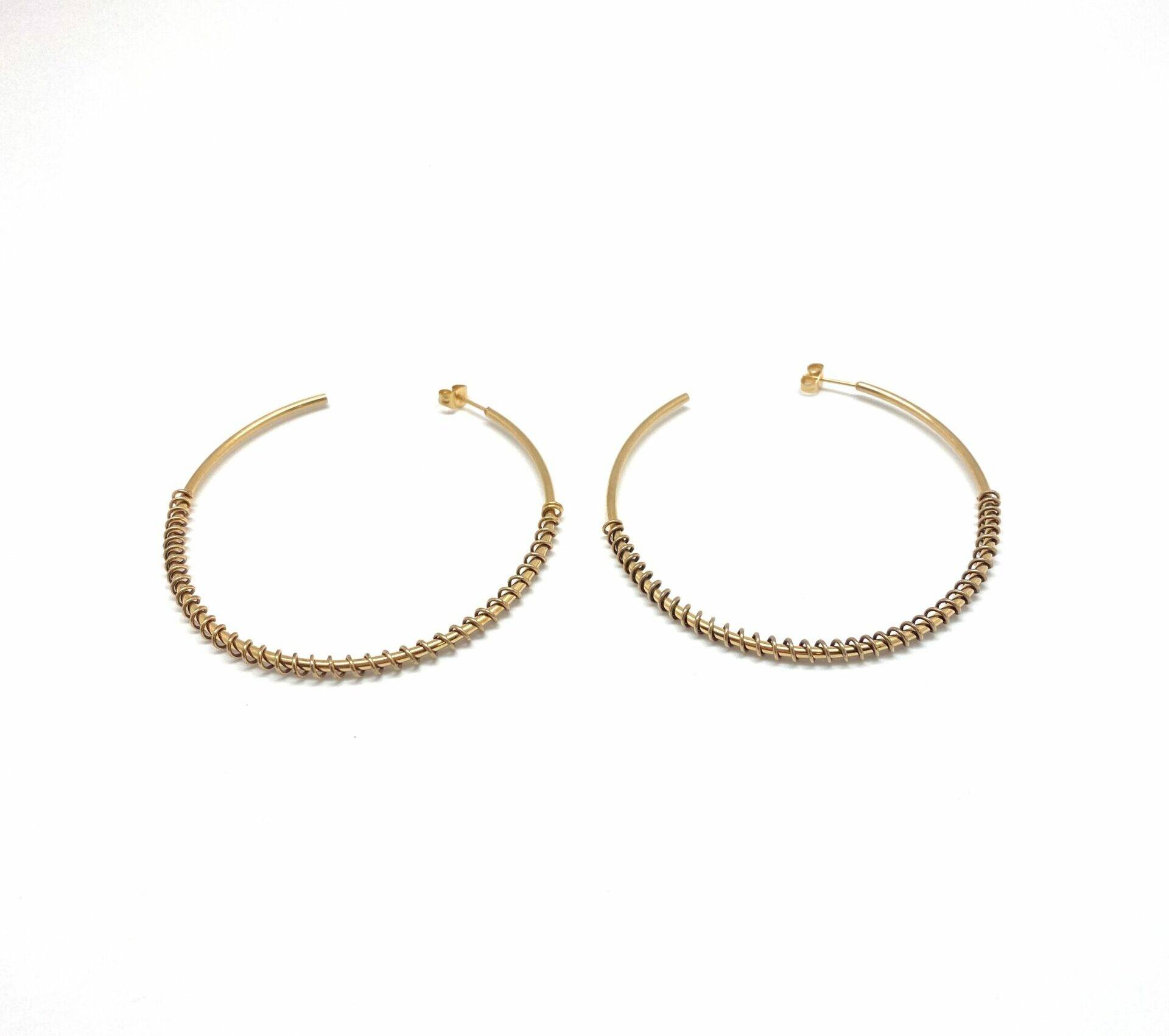 Twisted hoop earrings in electroplasma gold with spiral detail