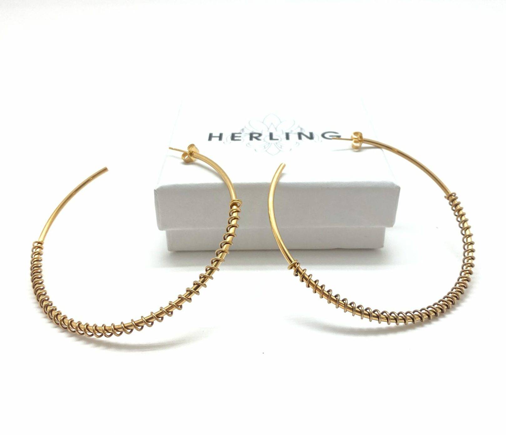 Twisted hoop earrings in electroplasma gold with spiral detail
