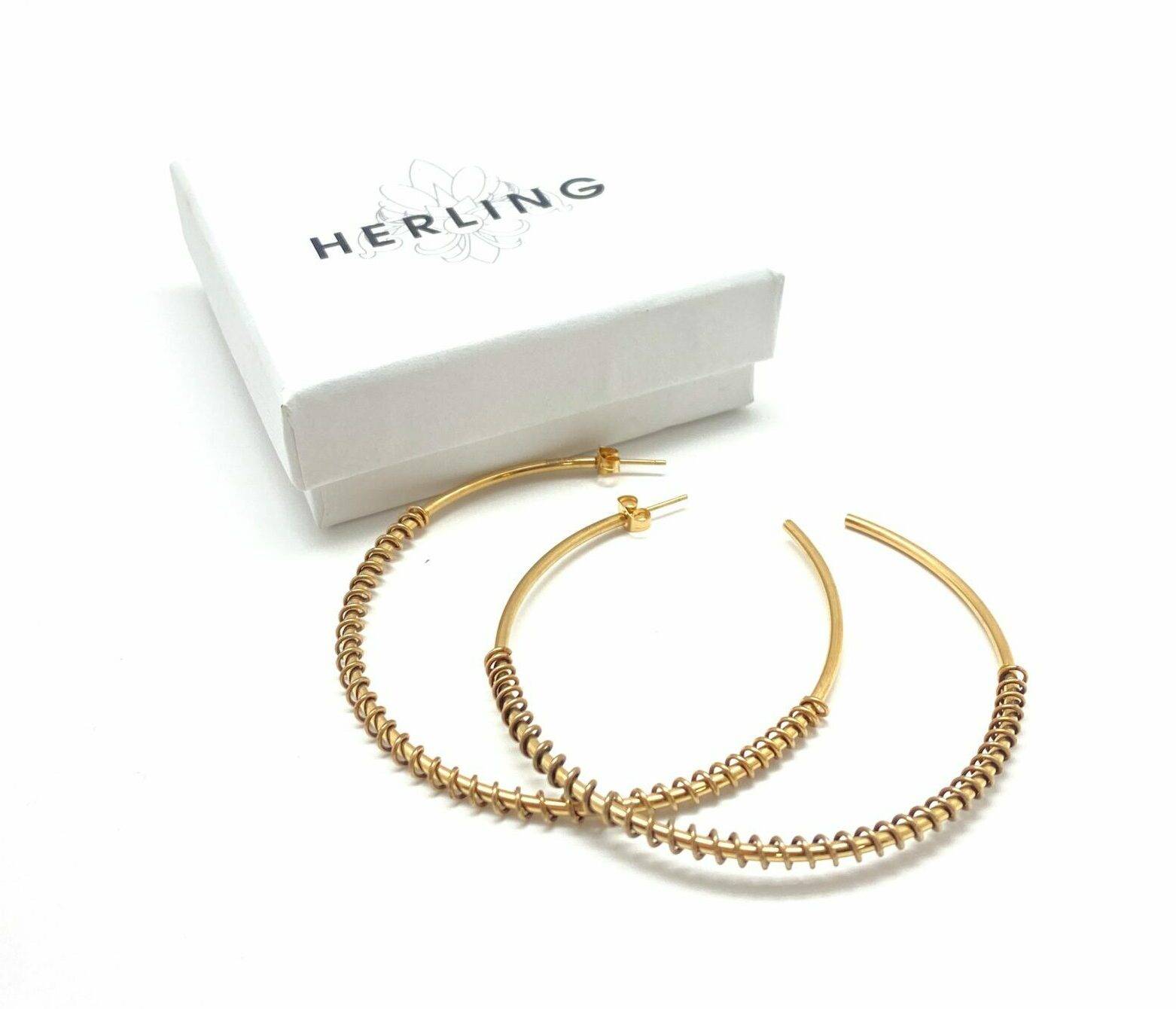 Twisted hoop earrings in electroplasma gold with spiral detail