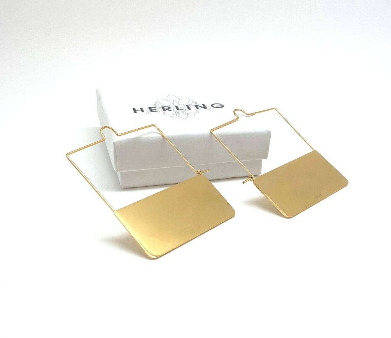 Geometric statement earrings in electroplasma gold