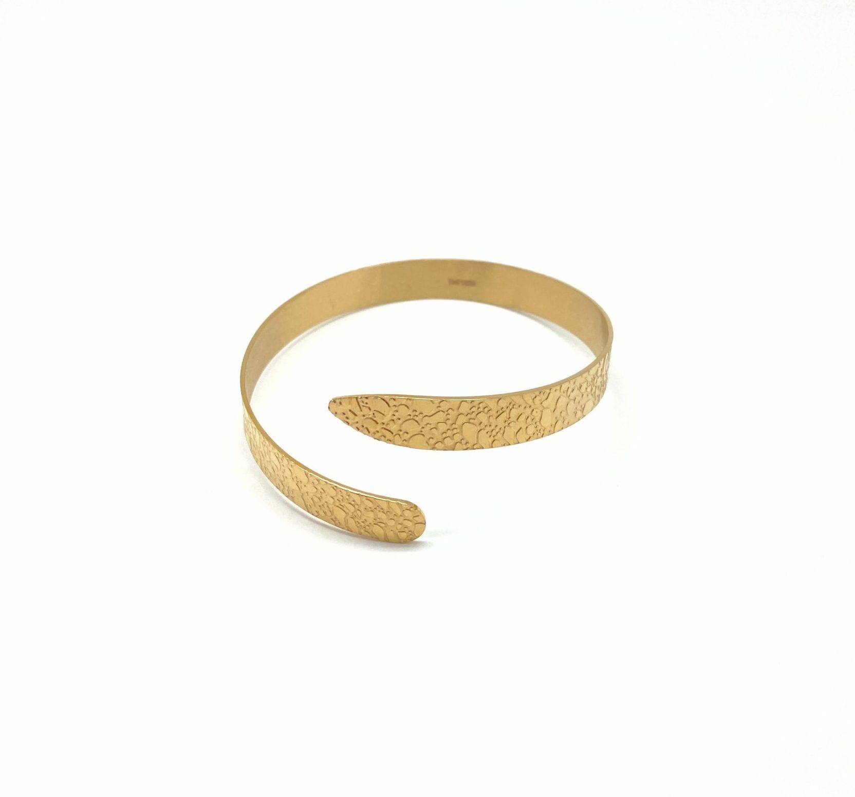 Textured adjustable bracelet in electroplasma gold with hammered pattern