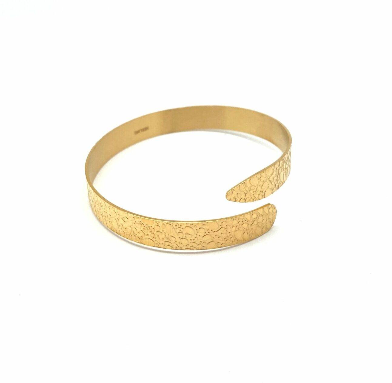 Textured adjustable bracelet in electroplasma gold with hammered pattern