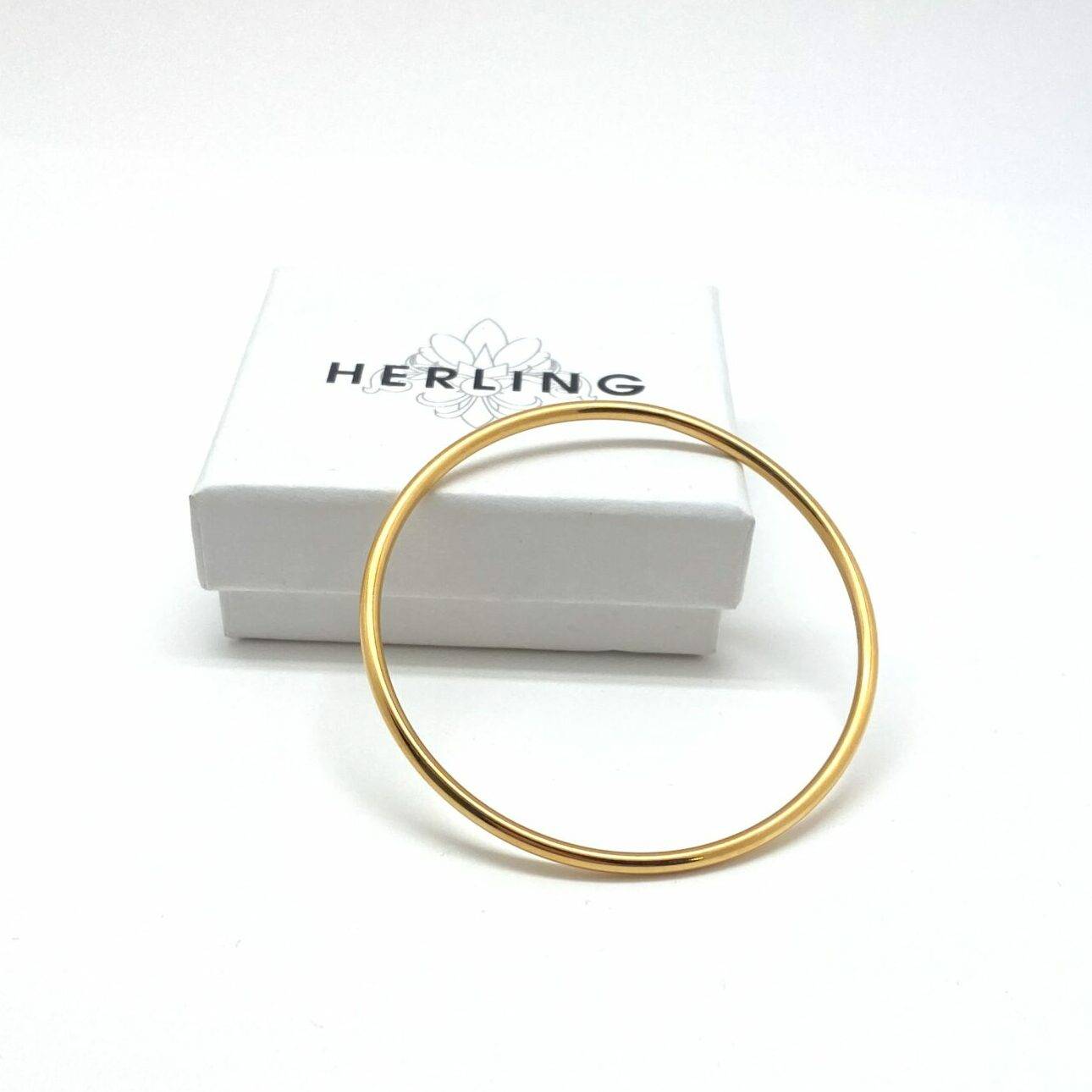 Minimalist gold bangle in premium electroplasma-plated steel