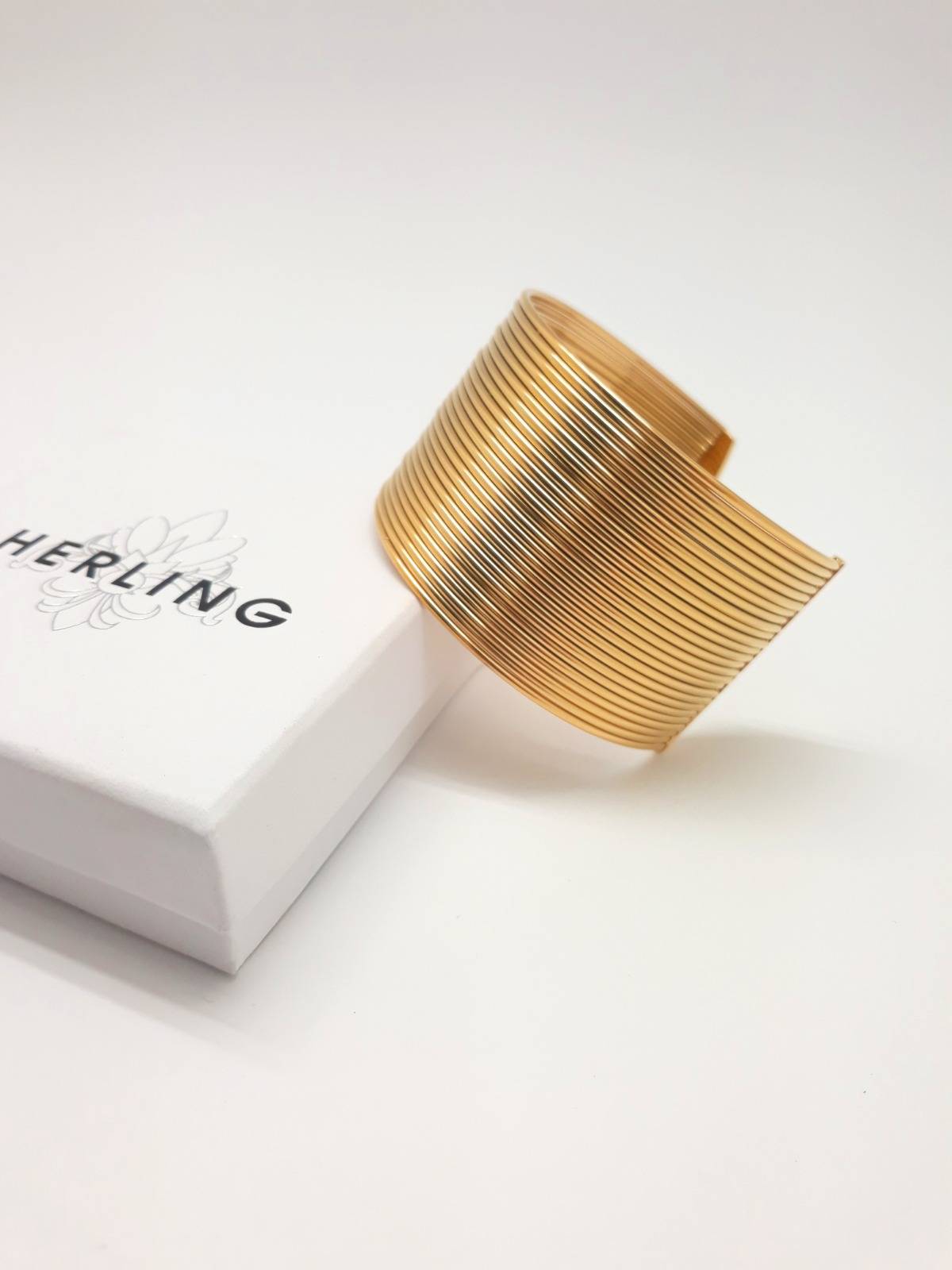 Modern wire cuff bracelet in gold - HerlinG Collection